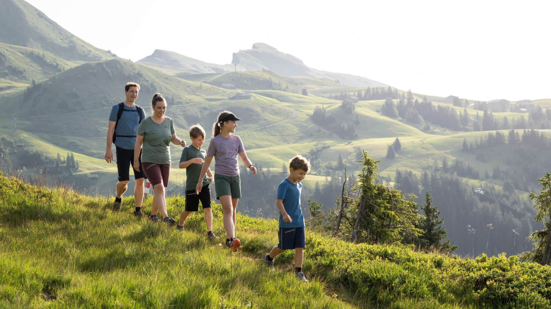 Familienwanderung in Damüls, V-CARD 2025 (c) Michael Kreyer, Bregenzerwald Tourismus Familienwanderung in Damüls, V-CARD 2025 (c) Michael Kreyer, Bregenzerwald Tourismus